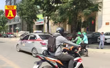 [ẢNH] Đường phố Hà Nội vắng hoe, người dân chống nắng kín mít vẫn ngại ra đường
