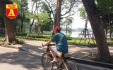 [ẢNH] Đường phố Hà Nội vắng hoe, người dân chống nắng kín mít vẫn ngại ra đường