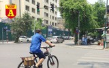 [ẢNH] Đường phố Hà Nội vắng hoe, người dân chống nắng kín mít vẫn ngại ra đường