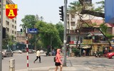 [ẢNH] Đường phố Hà Nội vắng hoe, người dân chống nắng kín mít vẫn ngại ra đường