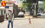 [ẢNH] Đường phố Hà Nội vắng hoe, người dân chống nắng kín mít vẫn ngại ra đường