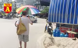 [ẢNH] Đường phố Hà Nội vắng hoe, người dân chống nắng kín mít vẫn ngại ra đường