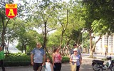 [ẢNH] Đường phố Hà Nội vắng hoe, người dân chống nắng kín mít vẫn ngại ra đường