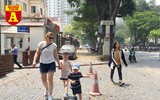 [ẢNH] Đường phố Hà Nội vắng hoe, người dân chống nắng kín mít vẫn ngại ra đường