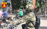 [ẢNH] Đường phố Hà Nội vắng hoe, người dân chống nắng kín mít vẫn ngại ra đường