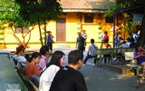 [Ảnh] Dù nắng nóng, hàng nghìn người vẫn đến viếng Lăng Chủ tịch Hồ Chí Minh