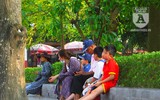 [Ảnh] Dù nắng nóng, hàng nghìn người vẫn đến viếng Lăng Chủ tịch Hồ Chí Minh