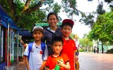 [Ảnh] Dù nắng nóng, hàng nghìn người vẫn đến viếng Lăng Chủ tịch Hồ Chí Minh