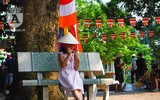 [Ảnh] Dù nắng nóng, hàng nghìn người vẫn đến viếng Lăng Chủ tịch Hồ Chí Minh