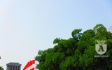 [Ảnh] Dù nắng nóng, hàng nghìn người vẫn đến viếng Lăng Chủ tịch Hồ Chí Minh