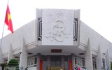 [Ảnh] Dù nắng nóng, hàng nghìn người vẫn đến viếng Lăng Chủ tịch Hồ Chí Minh