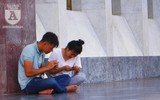 [Ảnh] Dù nắng nóng, hàng nghìn người vẫn đến viếng Lăng Chủ tịch Hồ Chí Minh