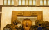 [Ảnh] Dù nắng nóng, hàng nghìn người vẫn đến viếng Lăng Chủ tịch Hồ Chí Minh