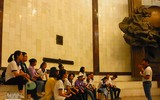 [Ảnh] Dù nắng nóng, hàng nghìn người vẫn đến viếng Lăng Chủ tịch Hồ Chí Minh