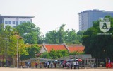 [Ảnh] Dù nắng nóng, hàng nghìn người vẫn đến viếng Lăng Chủ tịch Hồ Chí Minh