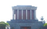 [Ảnh] Dù nắng nóng, hàng nghìn người vẫn đến viếng Lăng Chủ tịch Hồ Chí Minh