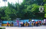 [Ảnh] Dù nắng nóng, hàng nghìn người vẫn đến viếng Lăng Chủ tịch Hồ Chí Minh
