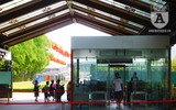 [Ảnh] Dù nắng nóng, hàng nghìn người vẫn đến viếng Lăng Chủ tịch Hồ Chí Minh
