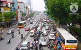[Ảnh] Chiếc xe khách mắc kẹt trên cầu vượt Thái Hà khiến nghìn người chôn chân