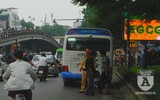 [Ảnh] Chiếc xe khách mắc kẹt trên cầu vượt Thái Hà khiến nghìn người chôn chân
