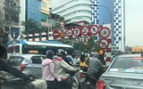 [Ảnh] Chiếc xe khách mắc kẹt trên cầu vượt Thái Hà khiến nghìn người chôn chân