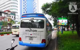 [Ảnh] Chiếc xe khách mắc kẹt trên cầu vượt Thái Hà khiến nghìn người chôn chân