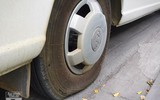 [Ảnh] Chiếc xe khách mắc kẹt trên cầu vượt Thái Hà khiến nghìn người chôn chân
