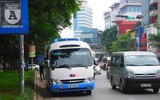 [Ảnh] Chiếc xe khách mắc kẹt trên cầu vượt Thái Hà khiến nghìn người chôn chân