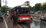 [Ảnh] Chiếc xe khách mắc kẹt trên cầu vượt Thái Hà khiến nghìn người chôn chân