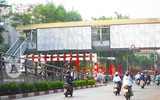 [Ảnh] Chiếc xe khách mắc kẹt trên cầu vượt Thái Hà khiến nghìn người chôn chân