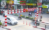 [Ảnh] Chiếc xe khách mắc kẹt trên cầu vượt Thái Hà khiến nghìn người chôn chân