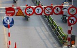 [Ảnh] Chiếc xe khách mắc kẹt trên cầu vượt Thái Hà khiến nghìn người chôn chân