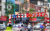 [Ảnh] Chiếc xe khách mắc kẹt trên cầu vượt Thái Hà khiến nghìn người chôn chân