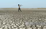 Người dân Ấn Độ vật vã chống chọi với nắng nóng gần 50 độ C