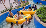 Nắng nóng đỉnh điểm: Người dân kéo nhau đi 