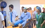 Cuộc trùng phùng đầy nước mắt của người mẹ ung thư và con trai Bình An