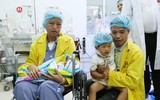 Cuộc trùng phùng đầy nước mắt của người mẹ ung thư và con trai Bình An