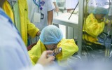 Cuộc trùng phùng đầy nước mắt của người mẹ ung thư và con trai Bình An