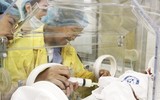 Cuộc trùng phùng đầy nước mắt của người mẹ ung thư và con trai Bình An