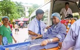 Cuộc trùng phùng đầy nước mắt của người mẹ ung thư và con trai Bình An