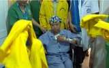 Cuộc trùng phùng đầy nước mắt của người mẹ ung thư và con trai Bình An