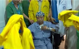 Cuộc trùng phùng đầy nước mắt của người mẹ ung thư và con trai Bình An