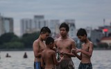 [ẢNH] Nắng nóng cao điểm: Người Hà Nội 