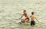 [ẢNH] Nắng nóng cao điểm: Người Hà Nội 