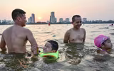 [ẢNH] Nắng nóng cao điểm: Người Hà Nội 