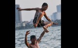 [ẢNH] Nắng nóng cao điểm: Người Hà Nội 