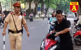 Thi THPT Quốc gia 2019: Phụ huynh sĩ tử bồn chồn chờ đợi trước cổng trường thi
