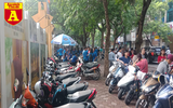Thi THPT Quốc gia 2019: Phụ huynh sĩ tử bồn chồn chờ đợi trước cổng trường thi