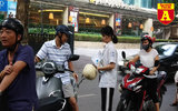 Thi THPT Quốc gia 2019: Phụ huynh sĩ tử bồn chồn chờ đợi trước cổng trường thi