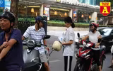 Thi THPT Quốc gia 2019: Phụ huynh sĩ tử bồn chồn chờ đợi trước cổng trường thi